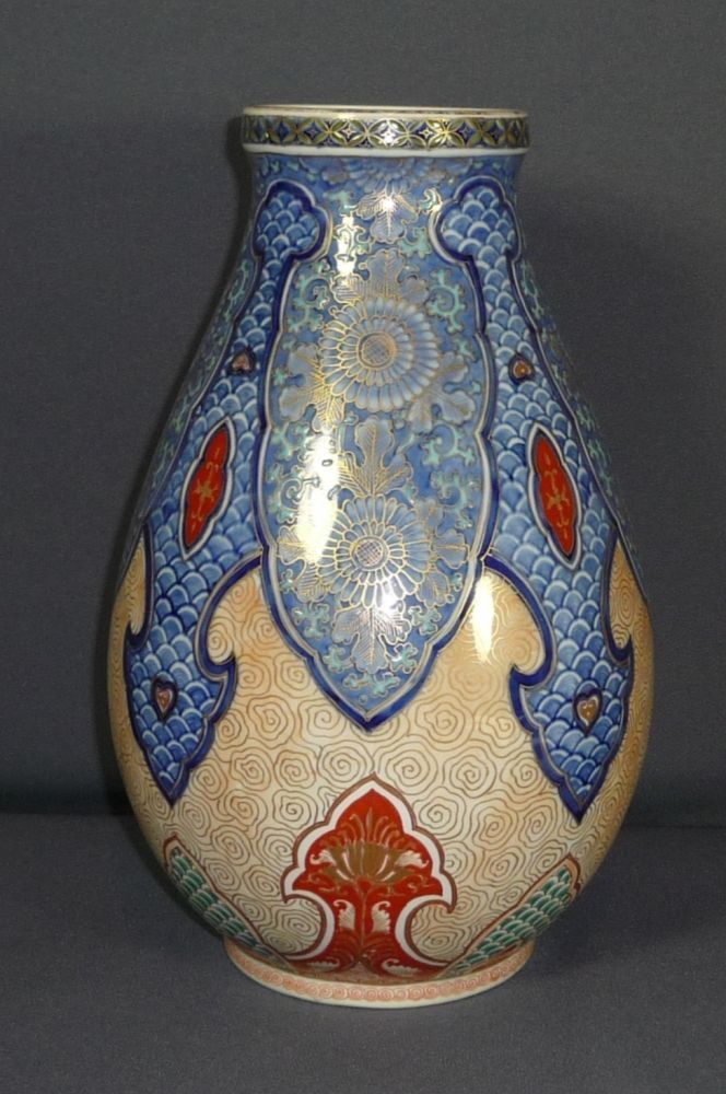 Imari-Vase mit Brokatdekor Japan, Meiji-Periode Große Eiform mit vorkragendem Rand;