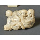 Netsuke "Kinder" Japan, A. 20. Jh. Insgesamt vier große und kleine, im Spiel verschlungene Kinder.