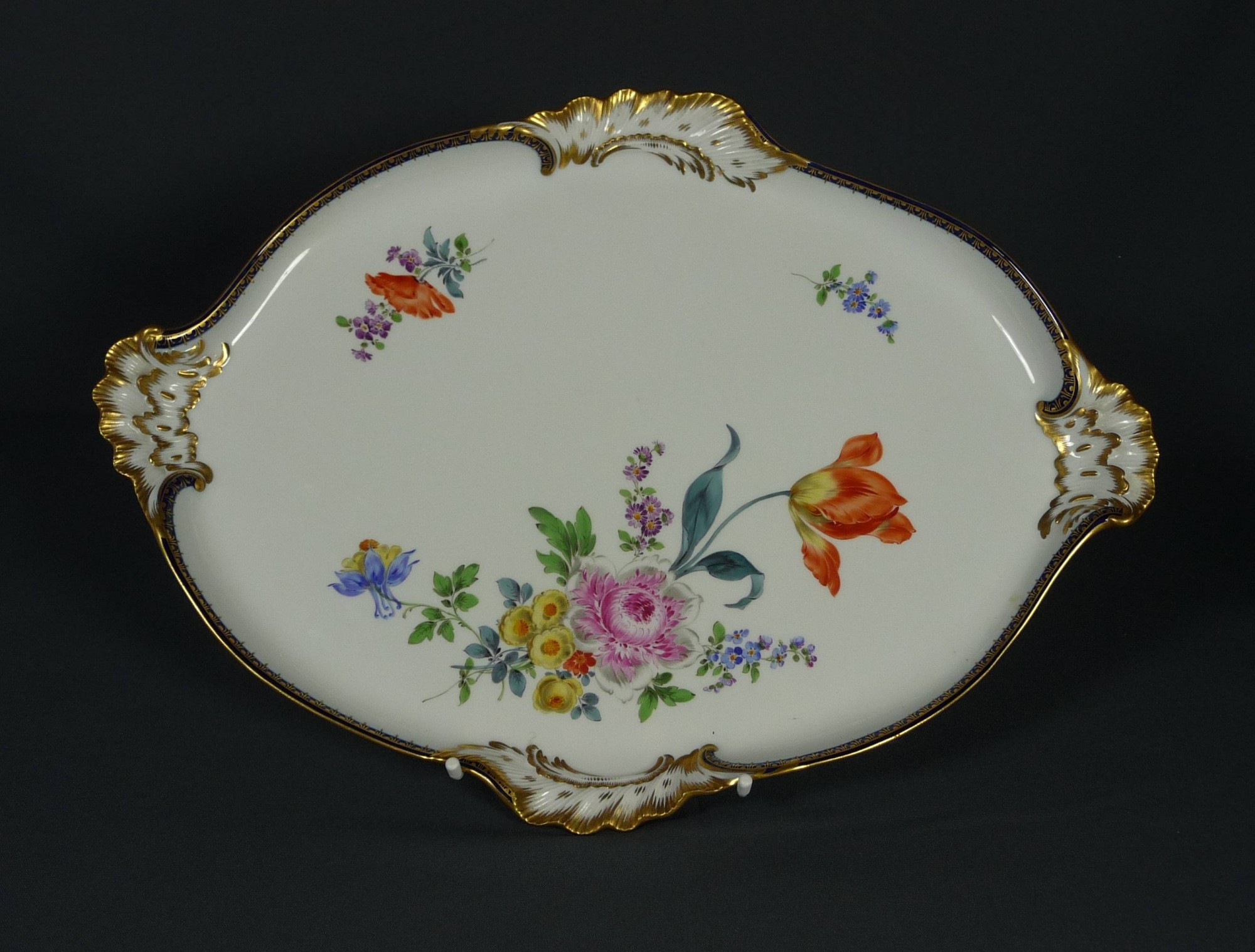 Ovale Platte mit Blumendekor Meissen, 20. Jh. An den vier Seiten jeweils goldgehöhtes Muschelrelief, - Image 2 of 2