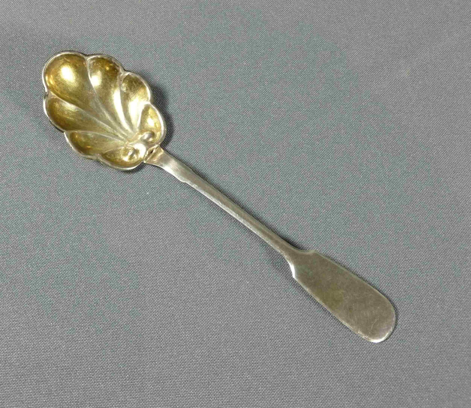 Lettischer Zuckerlöffel Riga, um 1885 Flacher Spatengriff, Laffe in Form einer Muschel. Silber mit
