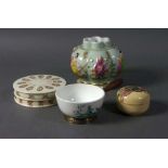 Vier Teile Keramik 20. Jh. Vase mit Chinesen im Relief (H. 10 cm), kleine Deckeldose mit