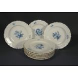 Acht Dessertteller "Blaue Blume" Meissen, M. 20. Jh. Flache, runde Form, der Rand mit Grottenwerk