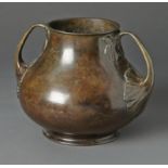 Doppelhenkel-Vase Japan, späte Meiji-Periode, um 1910 Bauchige, glatte Form über rundem Standring,