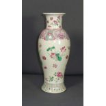 Famille-rose-Vase China Hochschultrig gebauchte Form mit kurzem, trompetenförmigem Hals; Wandung