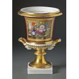 Kratervase mit Blumenstillleben A. 19. Jh. Auf rechteckiger Plinthe runder, getreppter