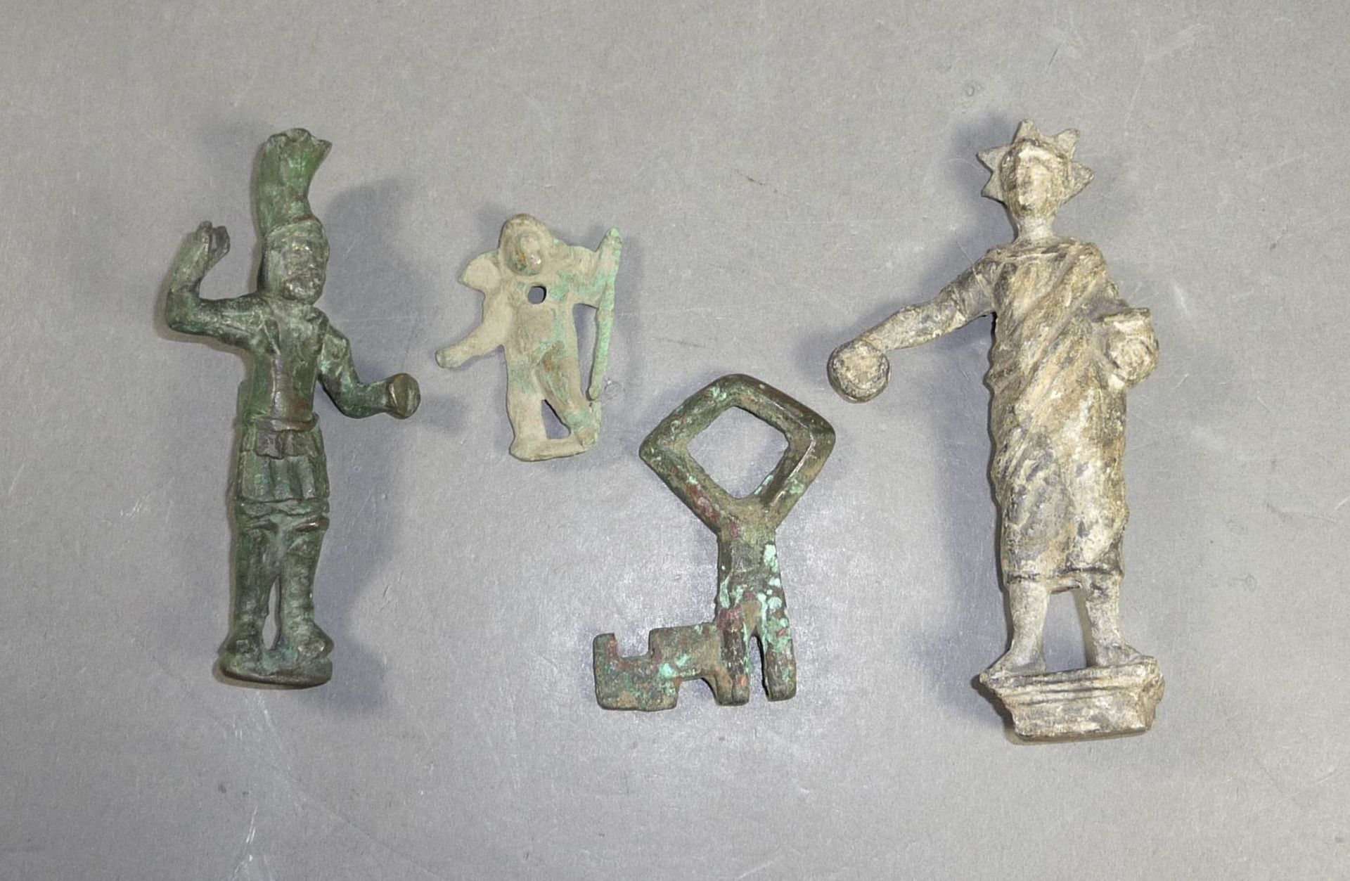 Konvolut von vier Bronzeobjekten Römisch, Kaiserzeit Bestehend aus Merkurstatuette, Cupido,