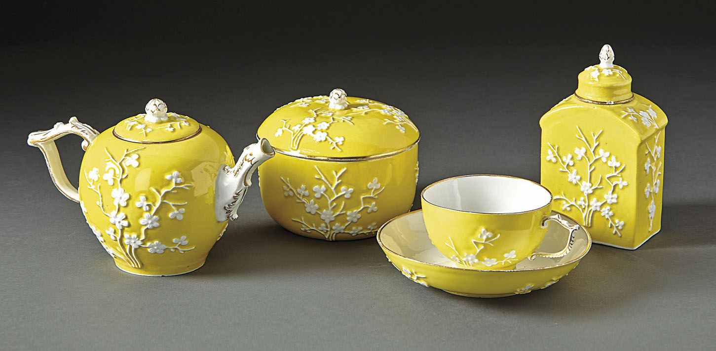 Teeservice mit Gelbfond und Prunuszweigen für sechs PersonenMeissen, um 1730/40Kugelige Teekanne mit