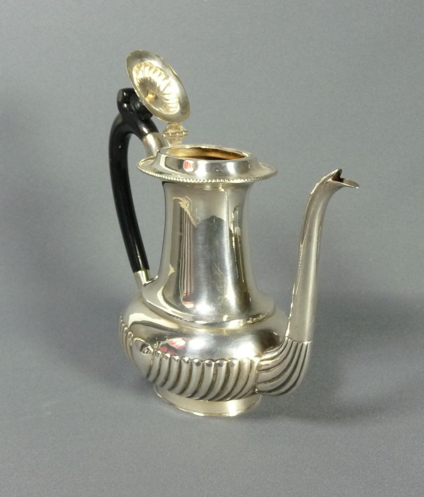 KaffeekanneUSA, 20. Jh.Über ovalem Standring der gedrückt bauchige Korpus mit Godronendekor, - Bild 2 aus 2