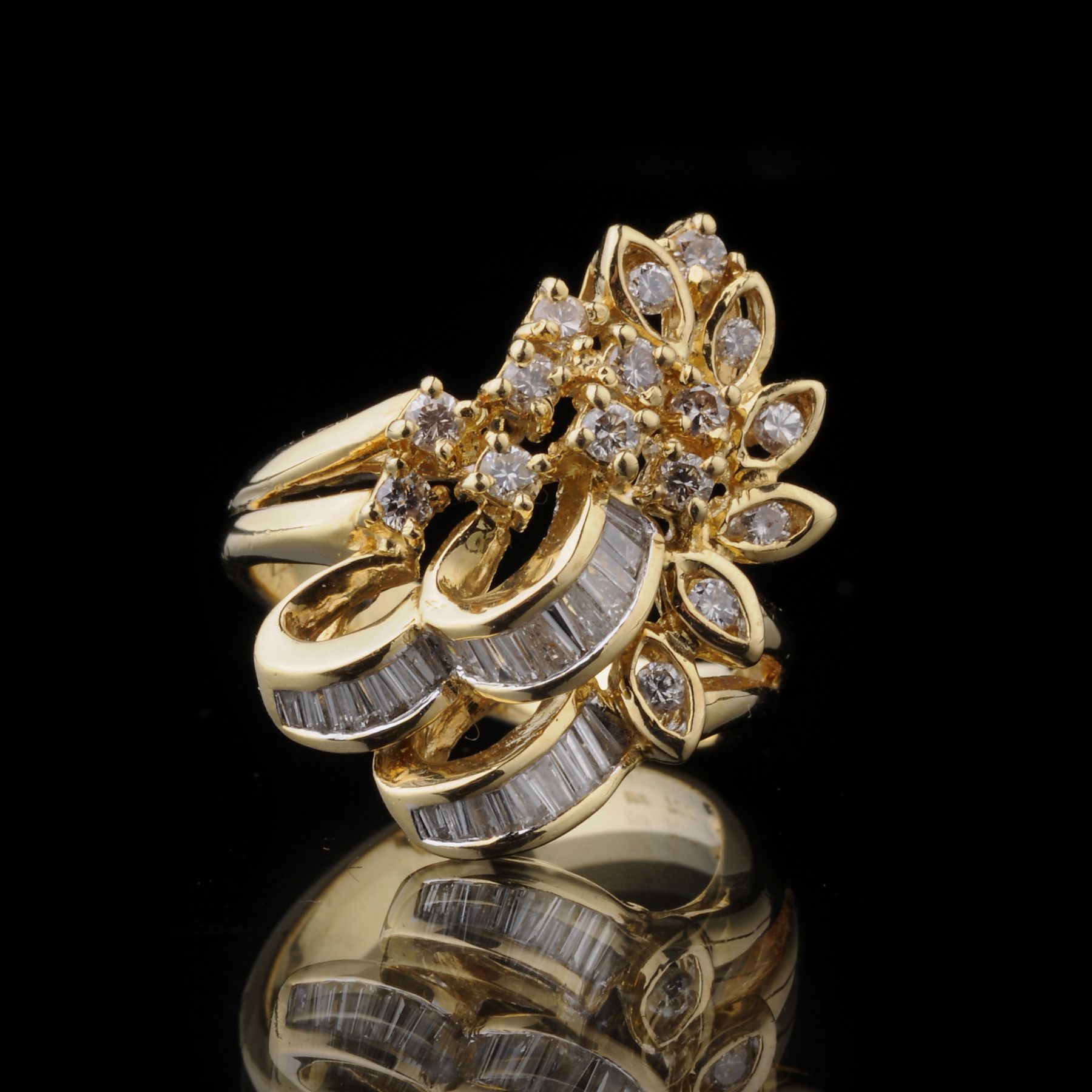 Floraler Schmuckring mit Brillanten. Late 19th cent.  750er Gelbgold. Ausladender Ringkopf,