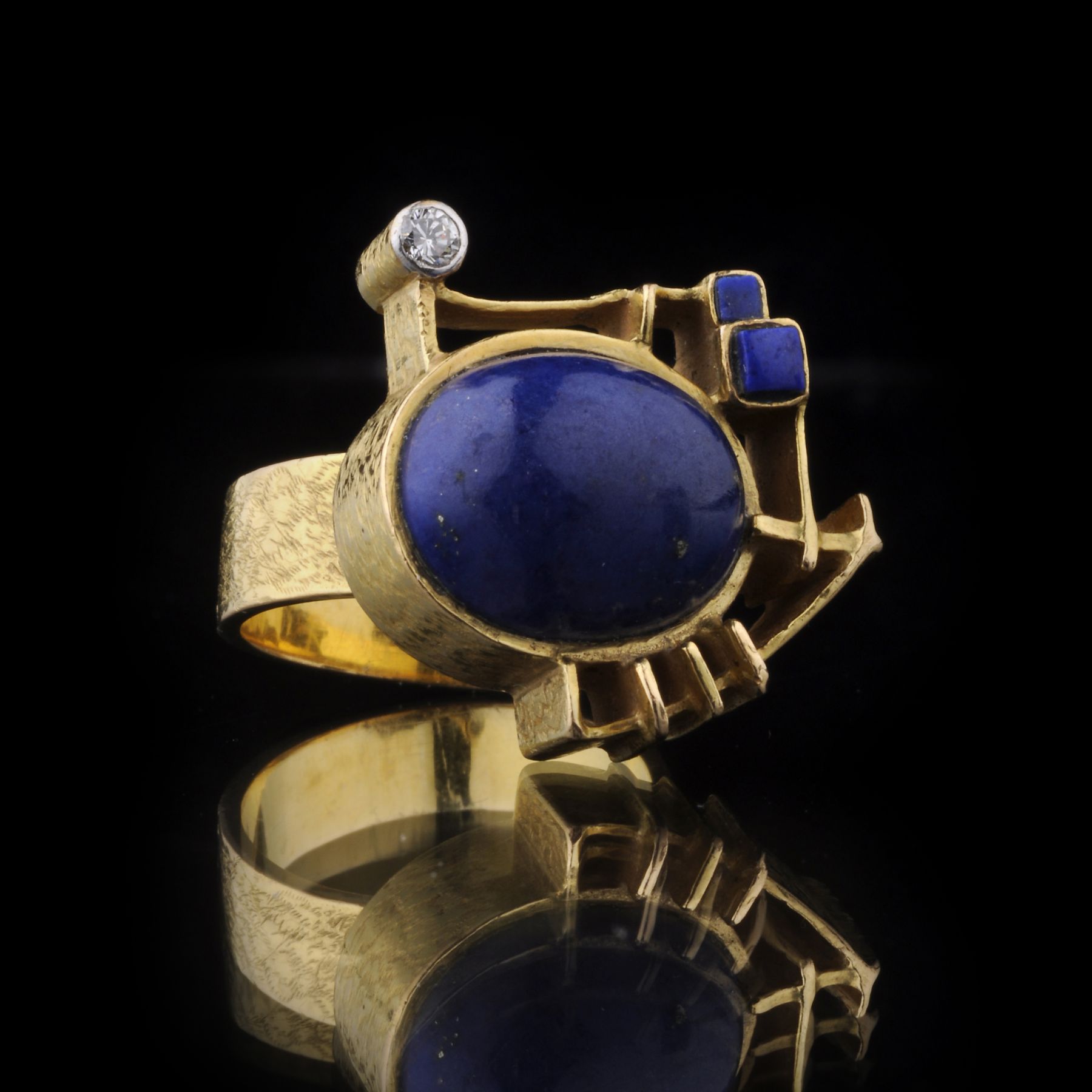 Damenring mit Lapislazuli und einem Brillanten. 20th cent.  750er Gelbgold. Querovaler, von einer