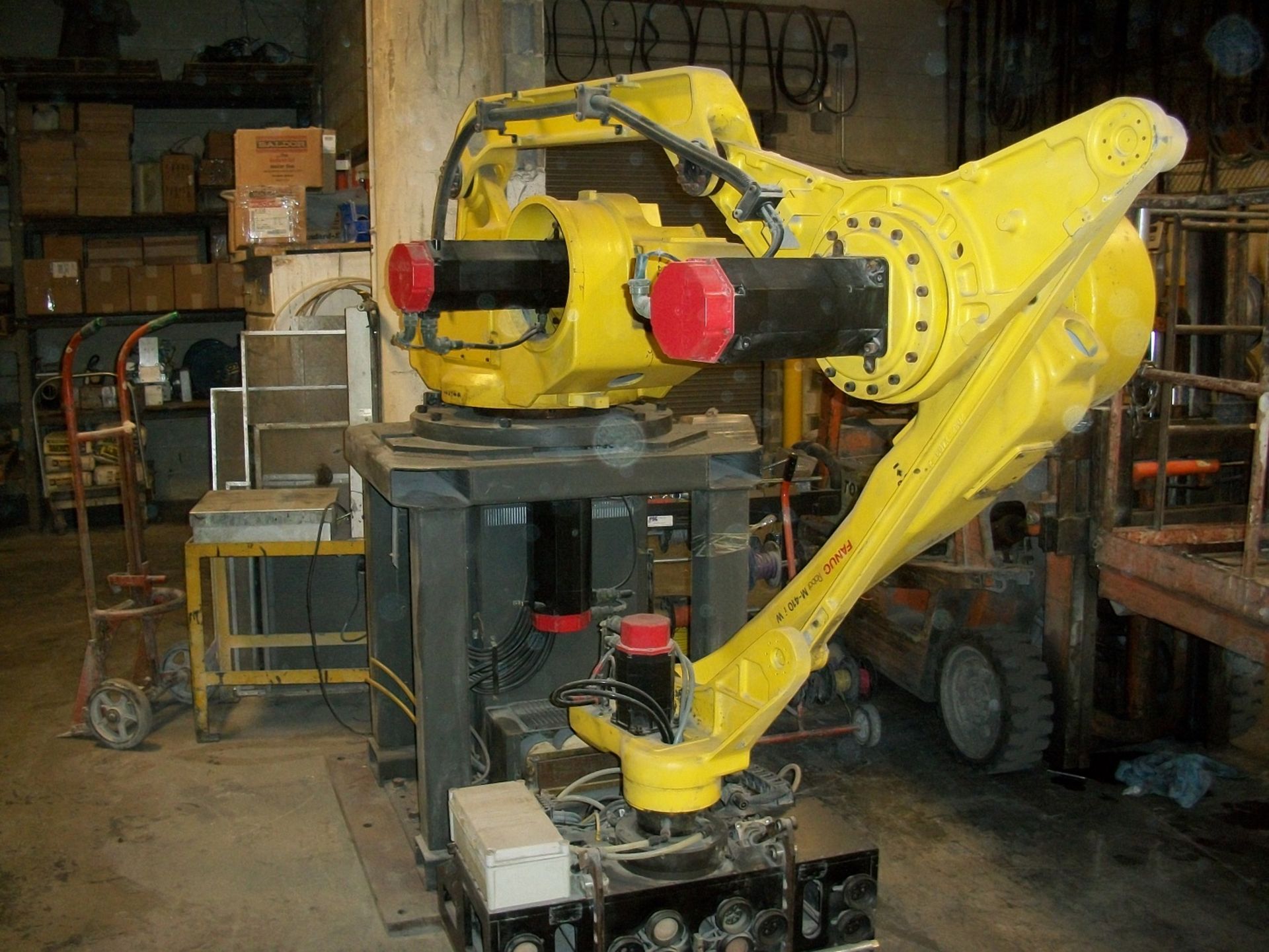 Fanuc M-410i W Robot, Robot with attachment for stacking boxes and 50lb paper bags, Type A05B – 1037