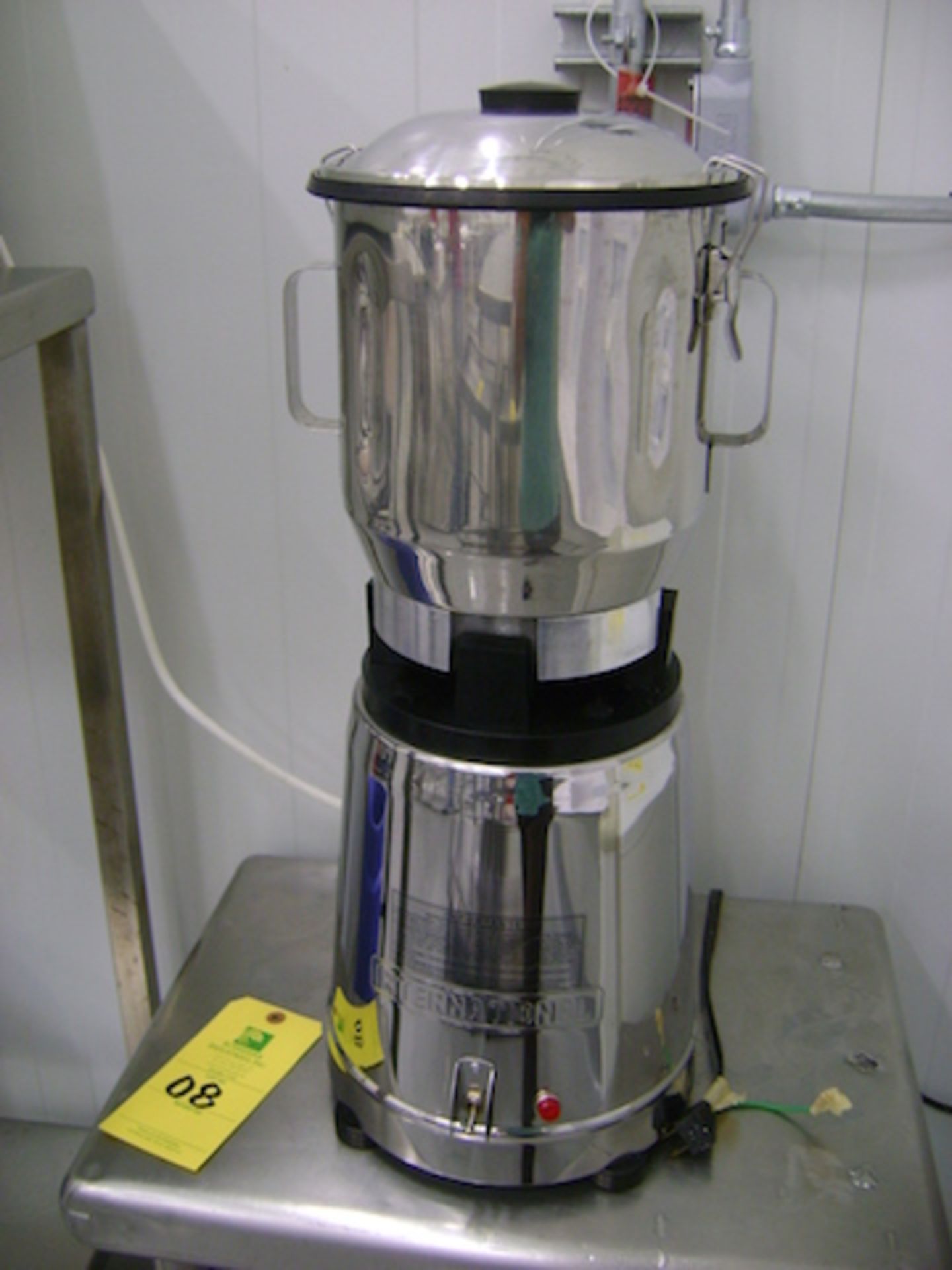 International industrial blender includes stainless steel table. (Licuadora industrial.