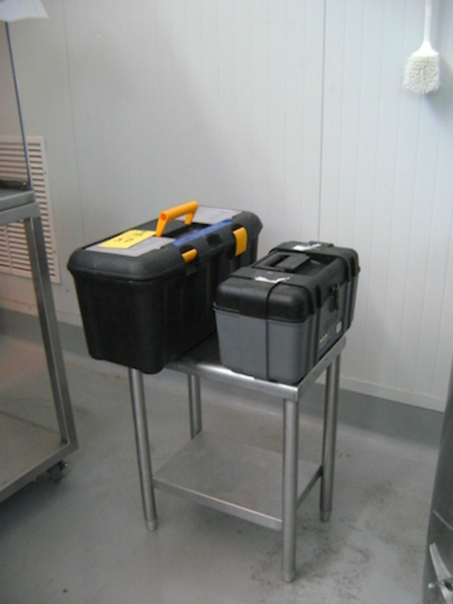 Tool boxes and stainless steel table. (Cajas de herramientas y mesita de acero inoxidable)