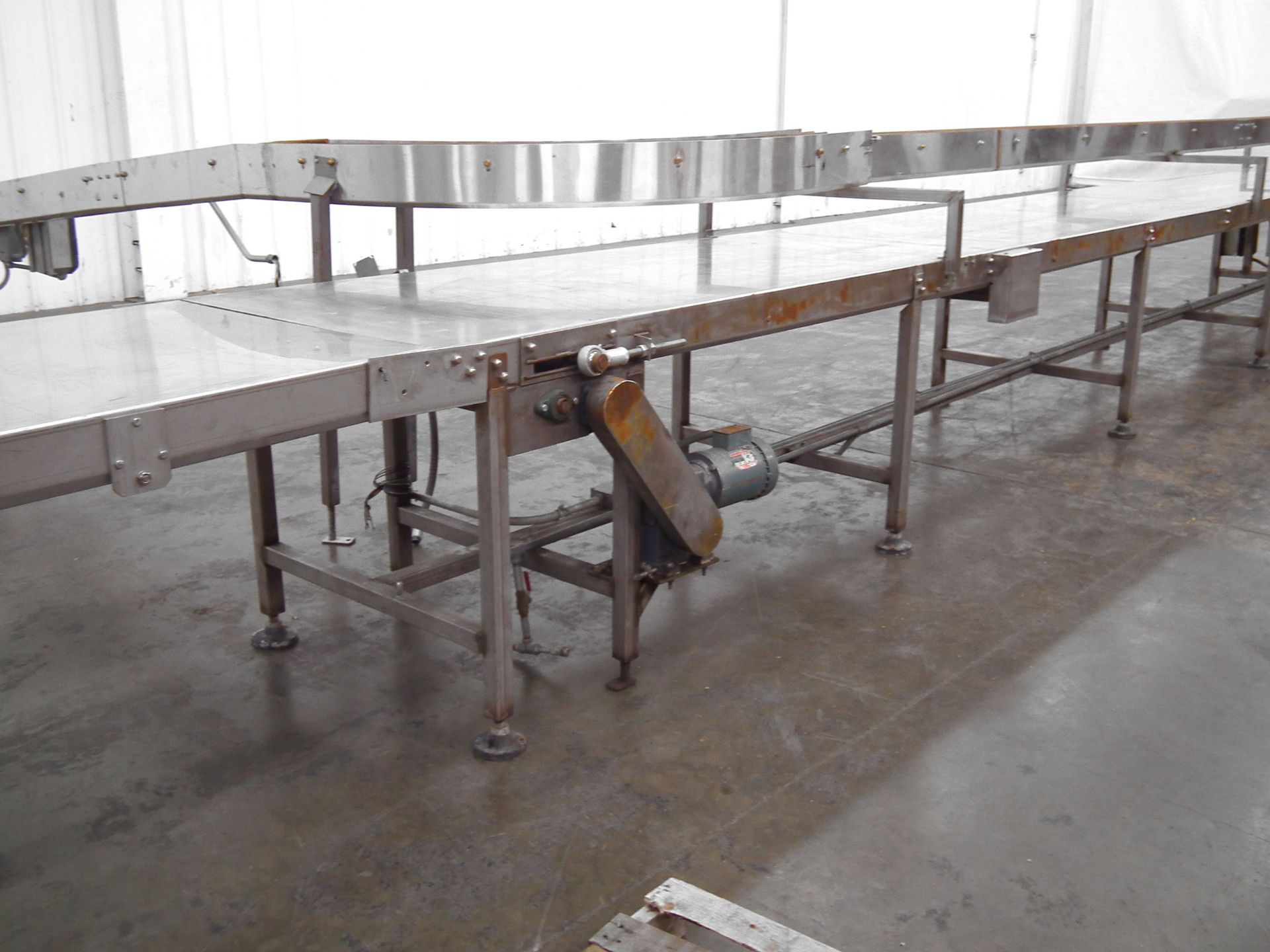 40 ft Product Conveyor w Overhead Pack-off Station  - RIGGING AND HANDLING FEES: $180 - Image 3 of 7