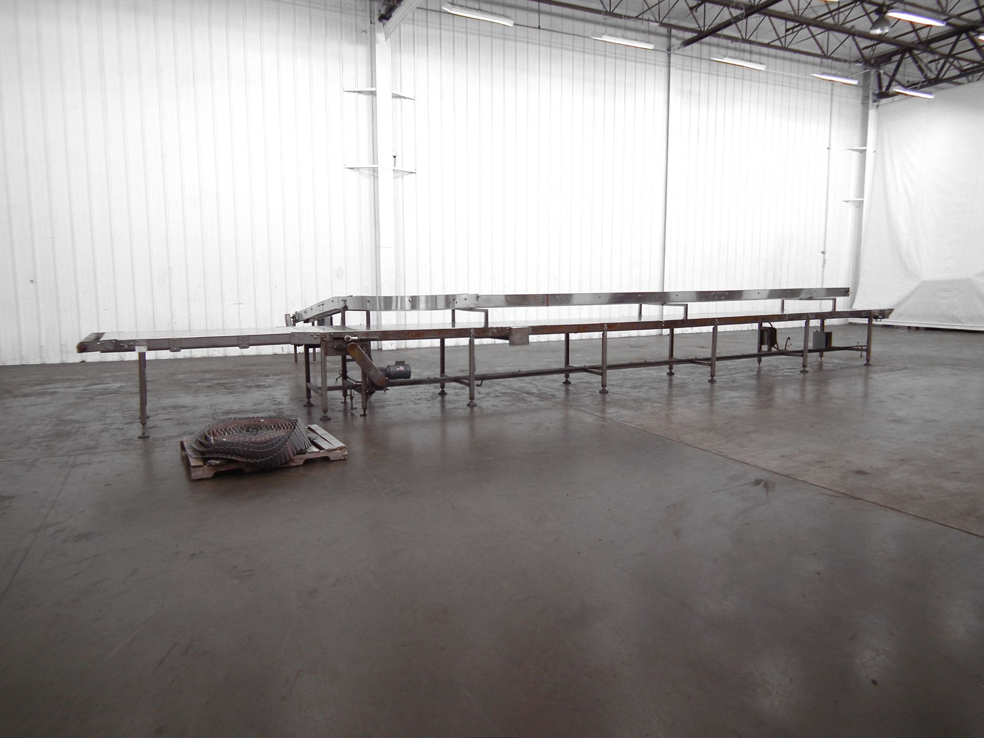 40 ft Product Conveyor w Overhead Pack-off Station  - RIGGING AND HANDLING FEES: $180 - Image 2 of 7