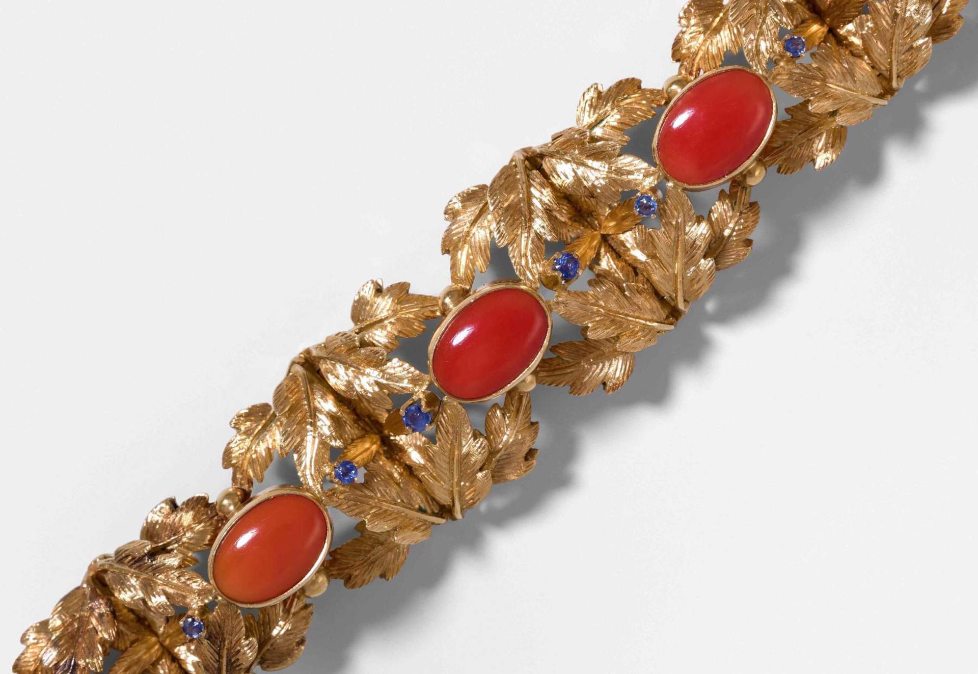 Korallen-Saphir-Bracelet
1950er Jahre. Naturalistisch gestaltetes Bracelet aus gravierten Blättern