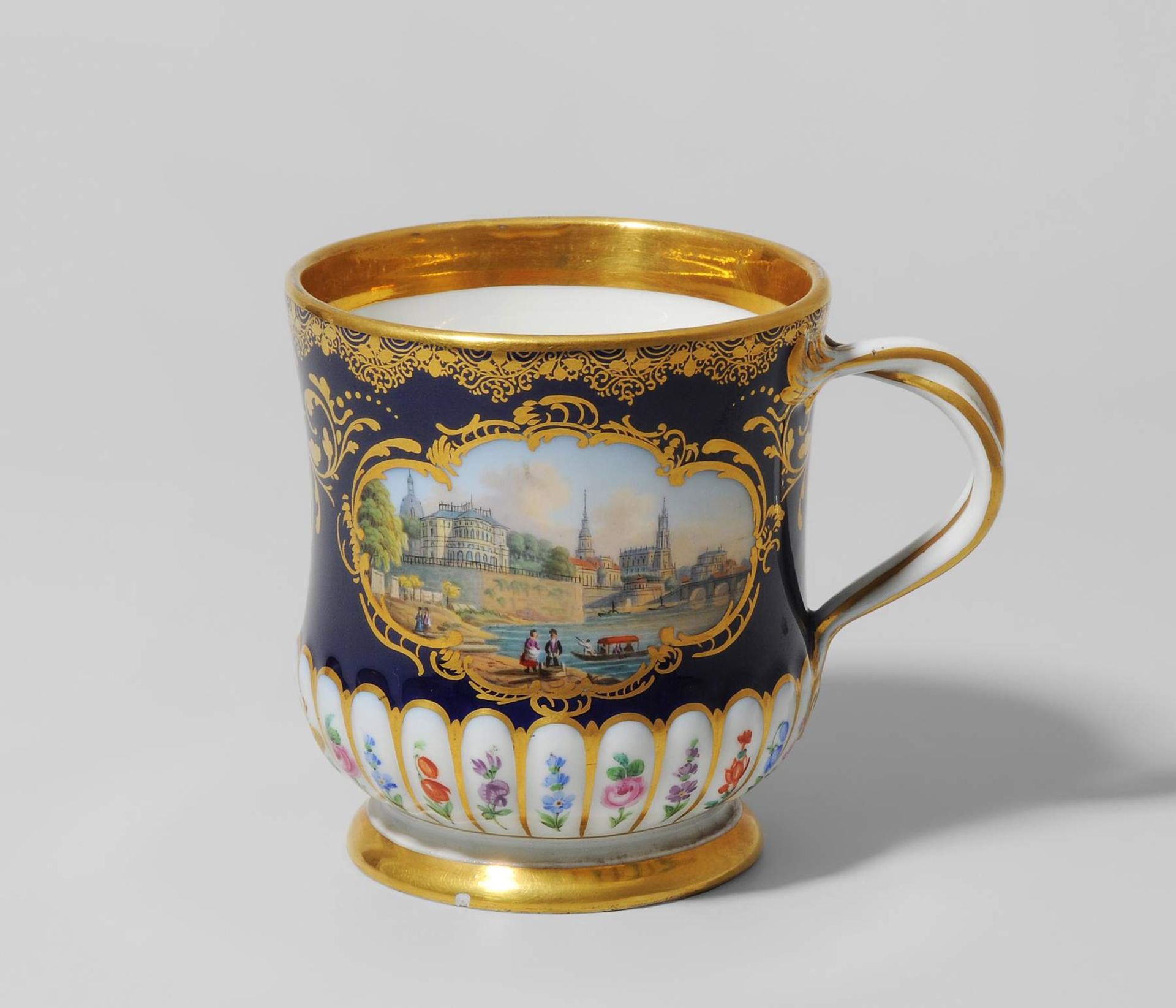 Tasse mit Untertasse, Meissen, um 1860
Porzellan, kobaltblauer Fond, in Reserve polychrom gemalte