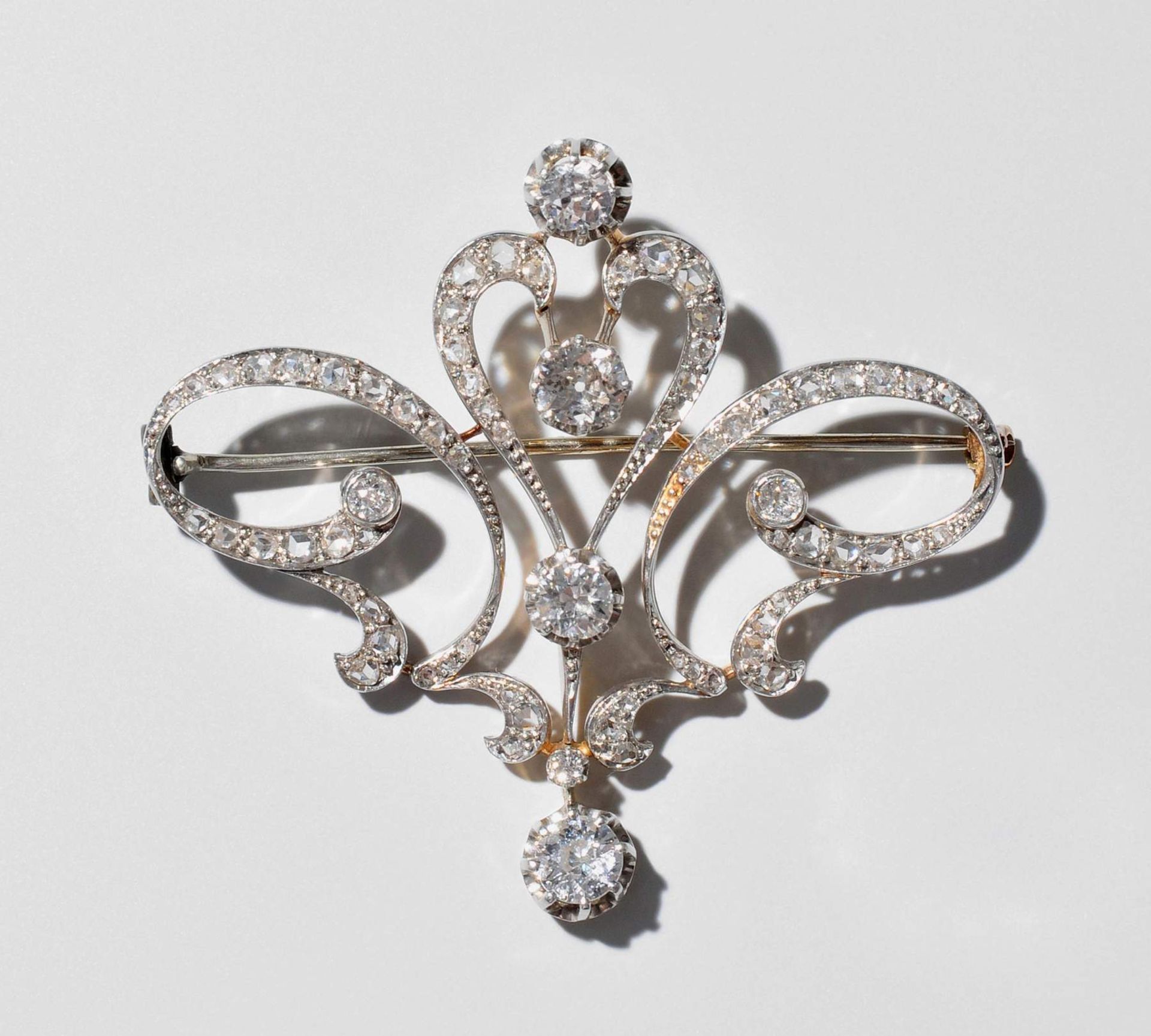 Diamant-Brosche
Um 1900. Platin/750 Gelbgold. Feines stilisiertes Floralmotiv mit 4 grösseren