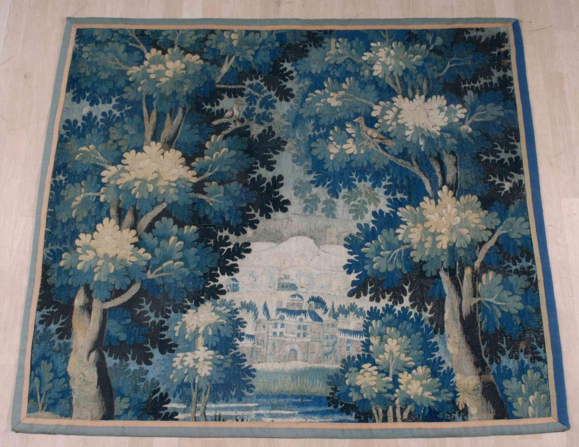Tapisserie
Frankreich, Anfang 18.Jh. Fragment. Mit Bäumen und Pflanzen belegte Verdure, auf der