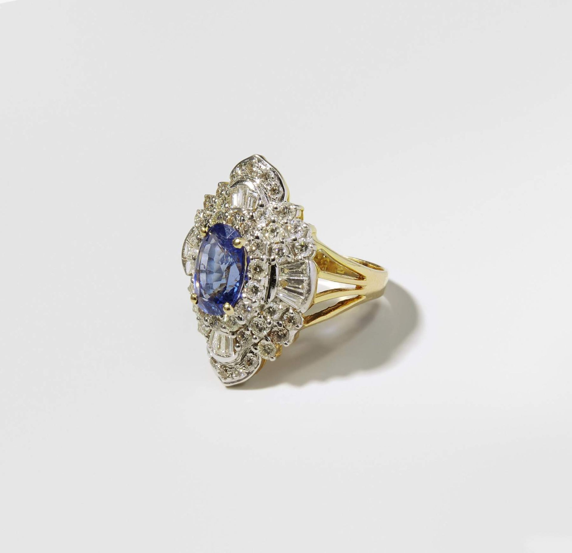 Saphir-Diamant-Ring
585 Gelb- und Weissgold. Eleganter Ring mit 1ovalen Saphir von ca. 2.70 ct,