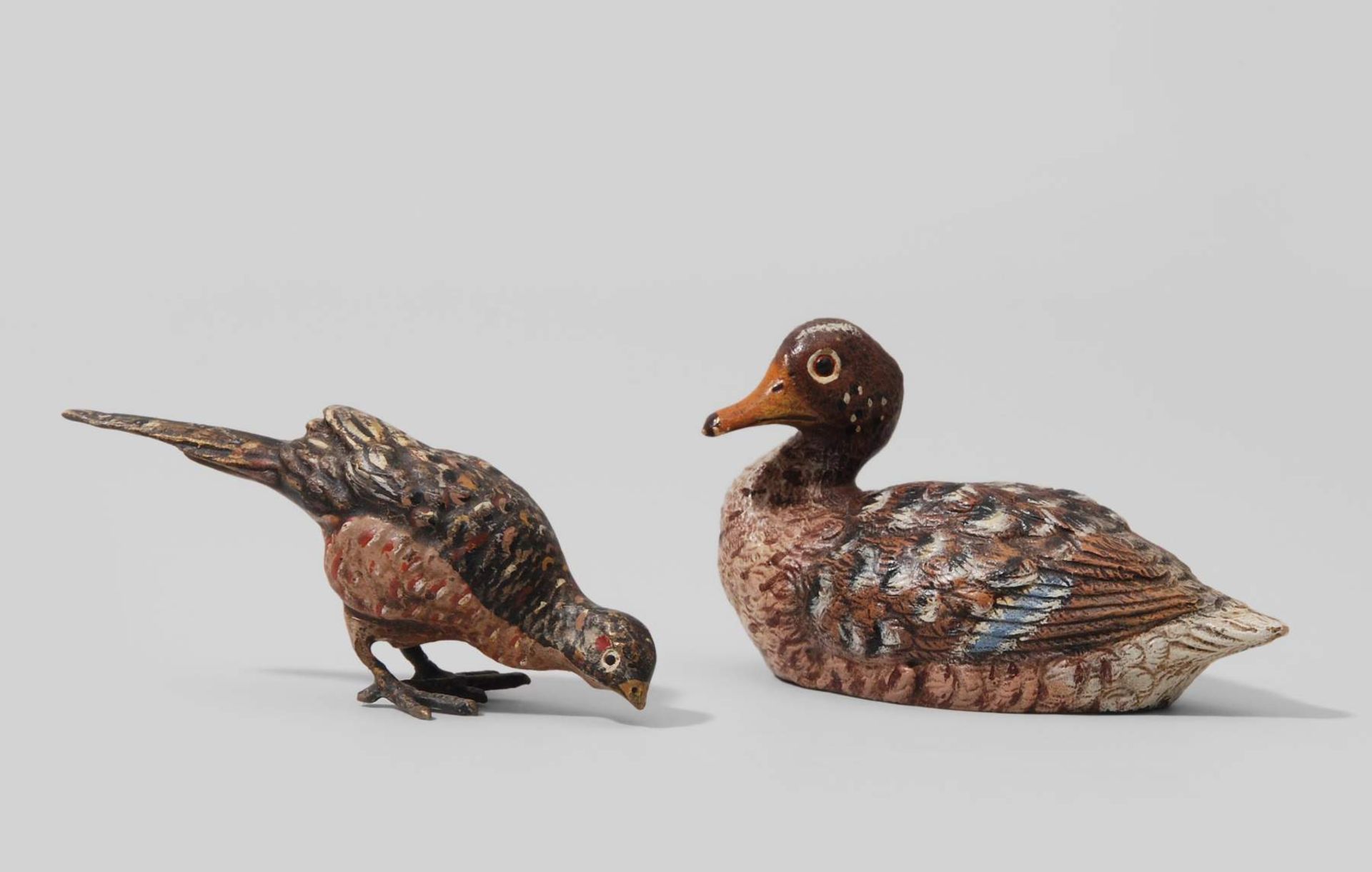 Tiergruppe: Ente und Auerhahn
Wiener Bronze, 20.Jh. Ziseliert und polychrom bemalt. Gemarkt Bermann,