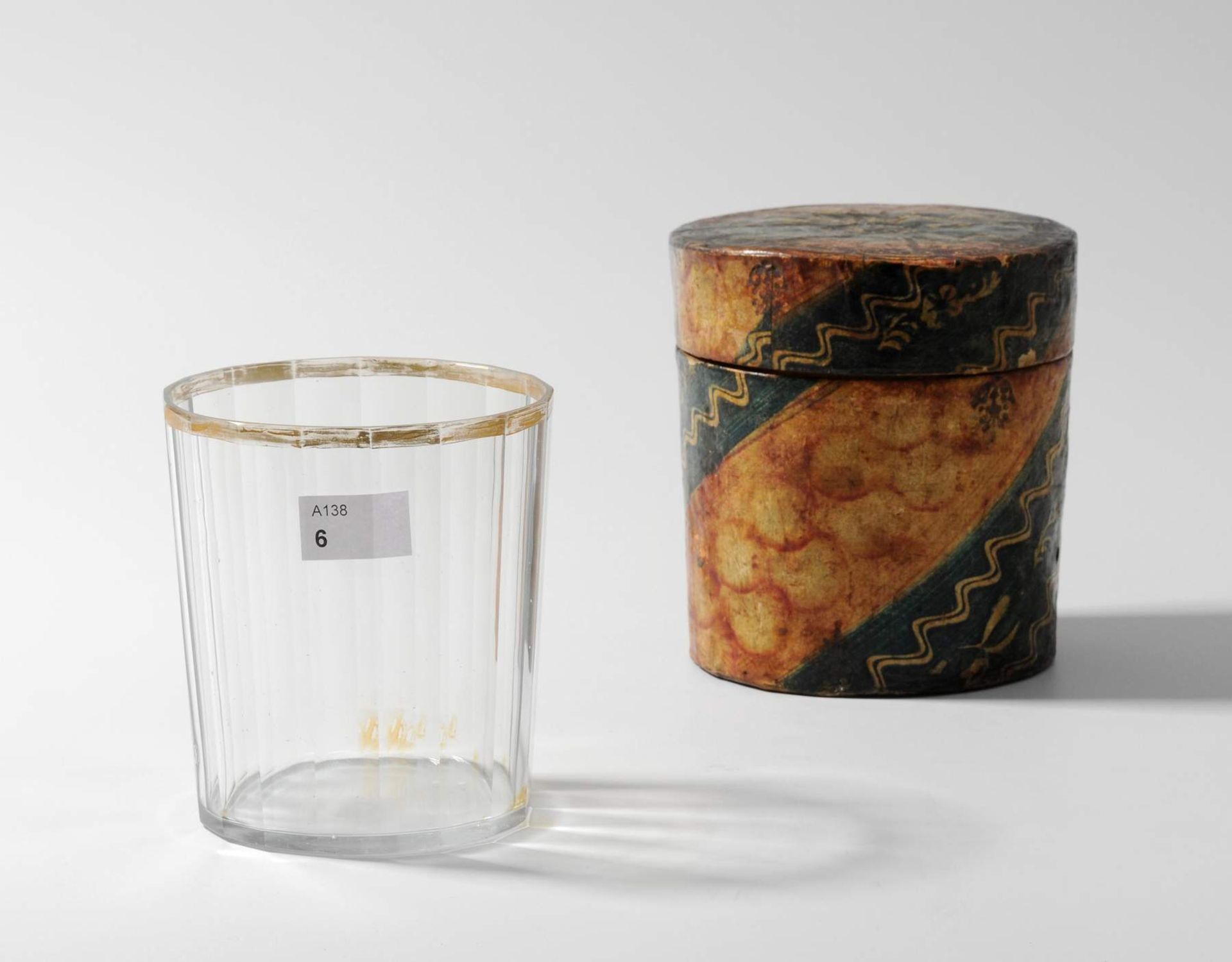 Becher mit Etui, um 1800
Farbloses Glas, facettiert geschliffen, Goldrand (berieben). Etui aus