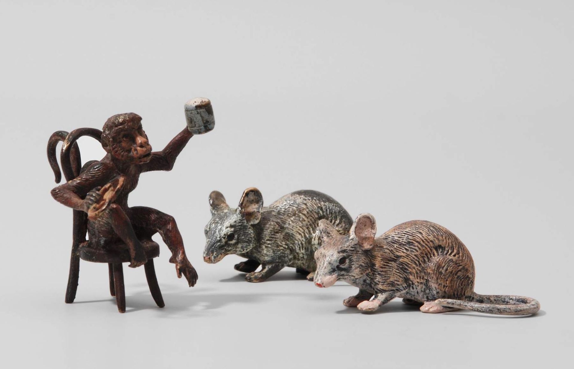 Tiergruppe: Affe, 2 Mäuse
Wiener Bronze, 20.Jh. Ziseliert und polychrom bemalt. Mäuse gemarkt