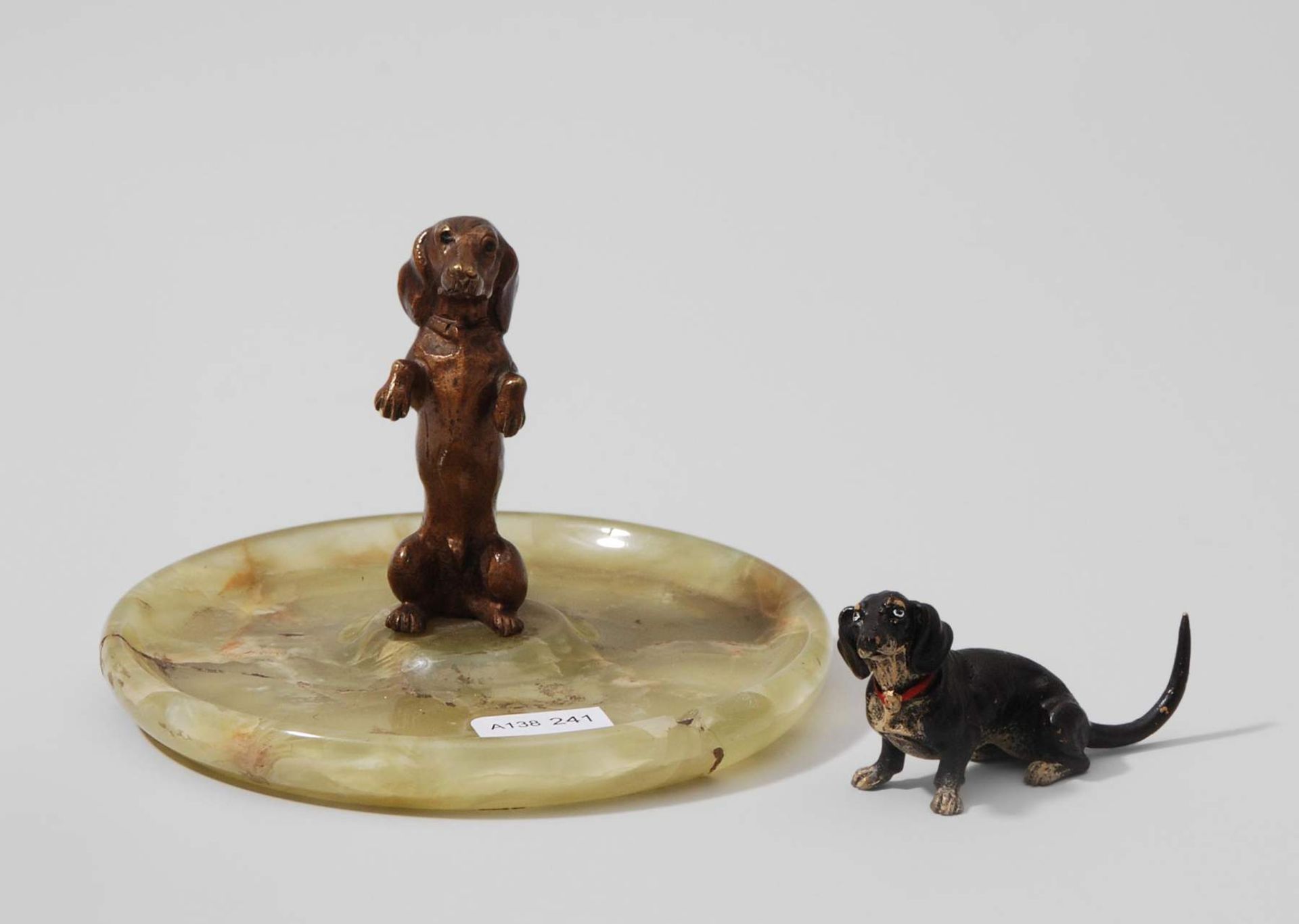 Tiergruppe: 2 Dackel
Wiener Bronze, 20.Jh. Ziseliert und polychrom bemalt. Einer davon auf Marmor-