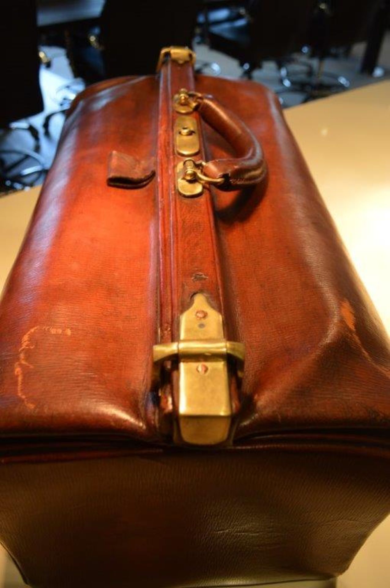 A simply stunning vintage brown leather travel / flight bag.
Believed to be dated in the 1950's - Image 3 of 6