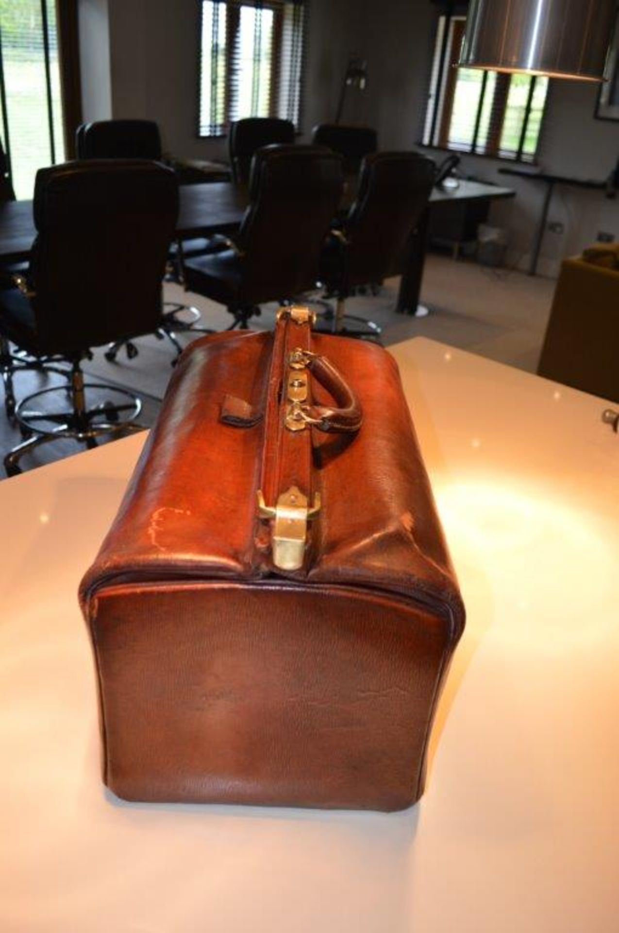 A simply stunning vintage brown leather travel / flight bag.
Believed to be dated in the 1950's - Image 5 of 6