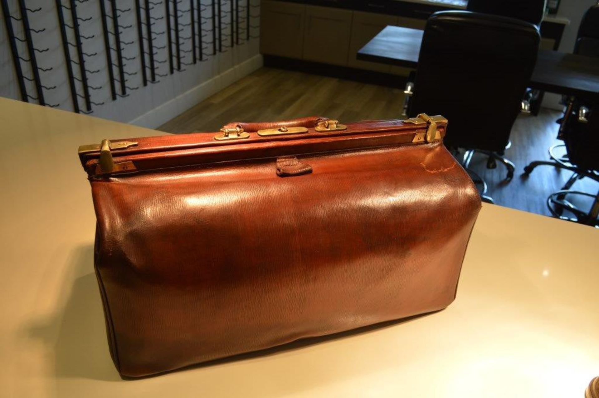 A simply stunning vintage brown leather travel / flight bag.
Believed to be dated in the 1950's