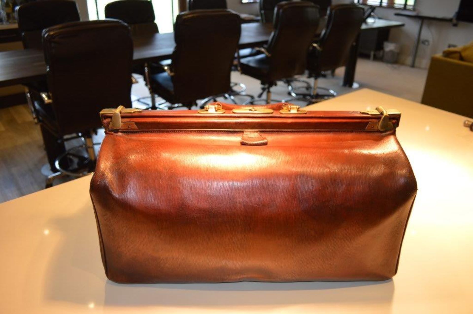 A simply stunning vintage brown leather travel / flight bag.
Believed to be dated in the 1950's - Image 2 of 6