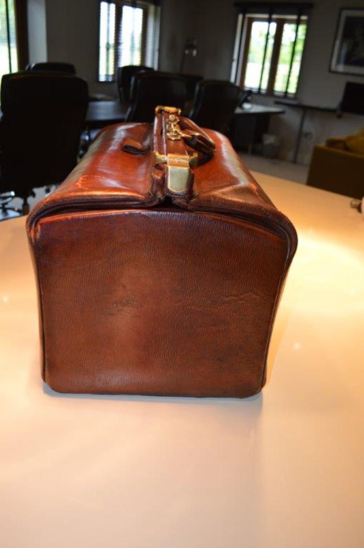 A simply stunning vintage brown leather travel / flight bag.
Believed to be dated in the 1950's - Image 6 of 6