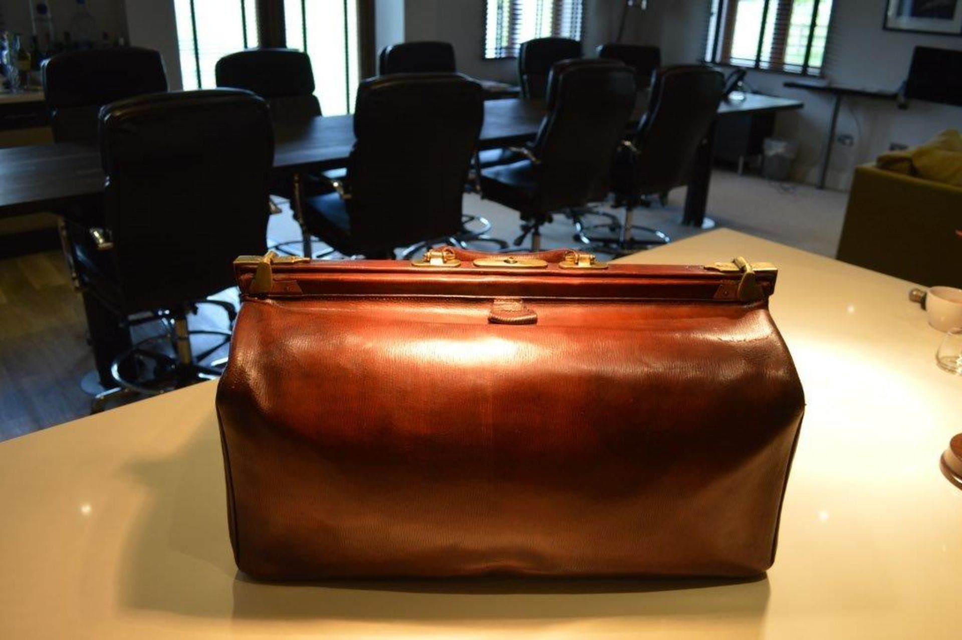 A simply stunning vintage brown leather travel / flight bag.
Believed to be dated in the 1950's - Image 4 of 6