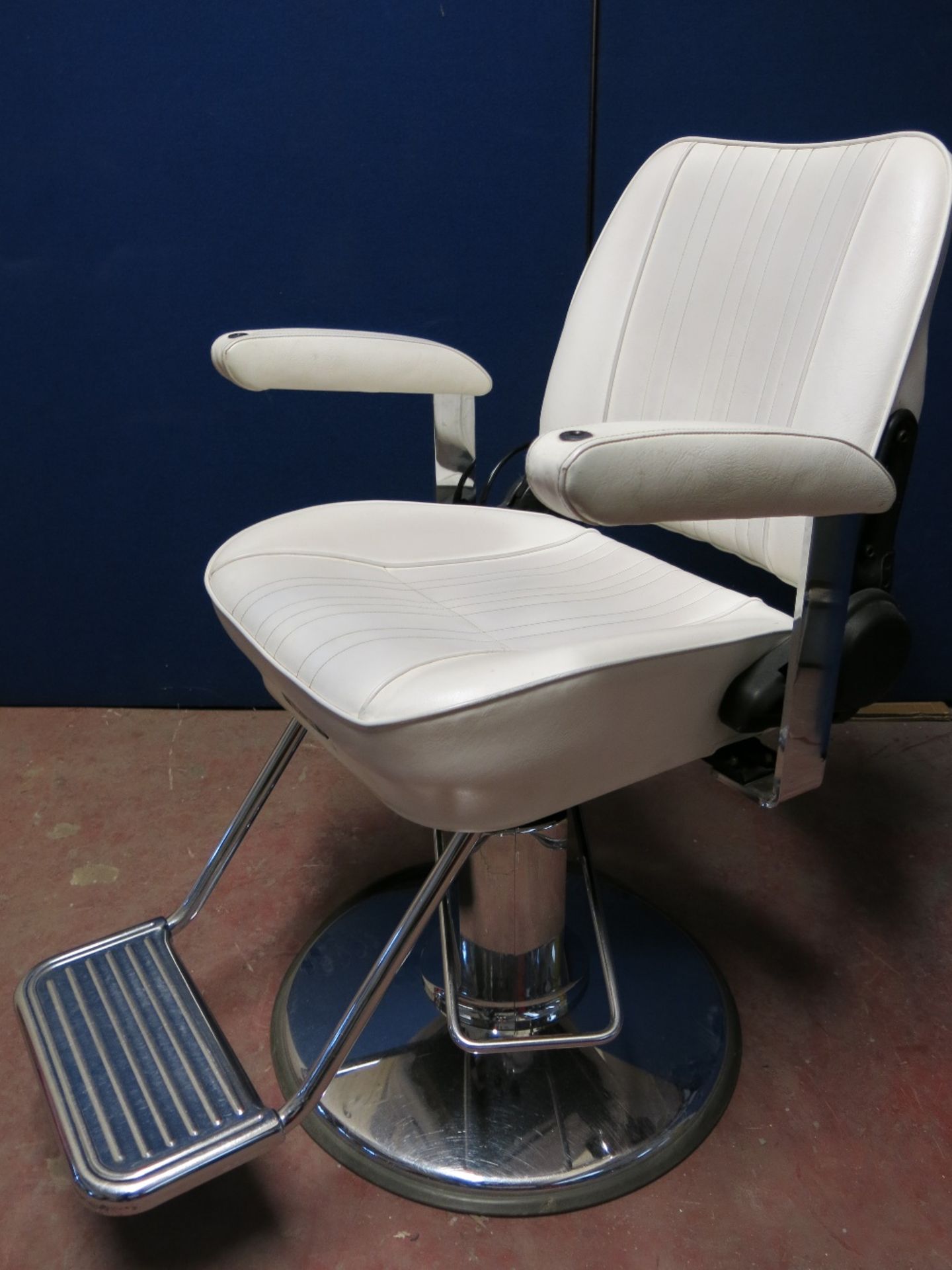 Takara Belmont GT Sportsman Hair Salon Chair - Image 2 of 10