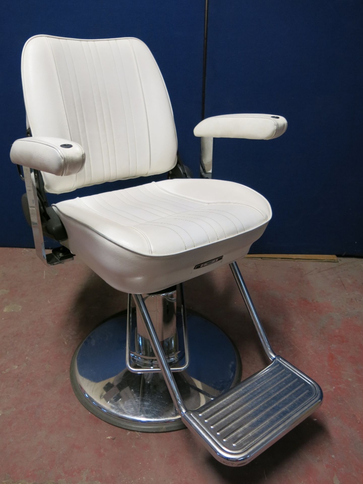 Takara Belmont GT Sportsman Hair Salon Chair - Image 3 of 10