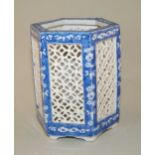 Porcelain brush pot, 20th century  H. 12.5 cm, D. 10,5 cm. Hexagonal body on six low feet, wall