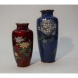Zwei Cloisonné Vasen  Nach oben sich erweiternde Form mit niedrigem, weitem Hals. Email Cloisonné