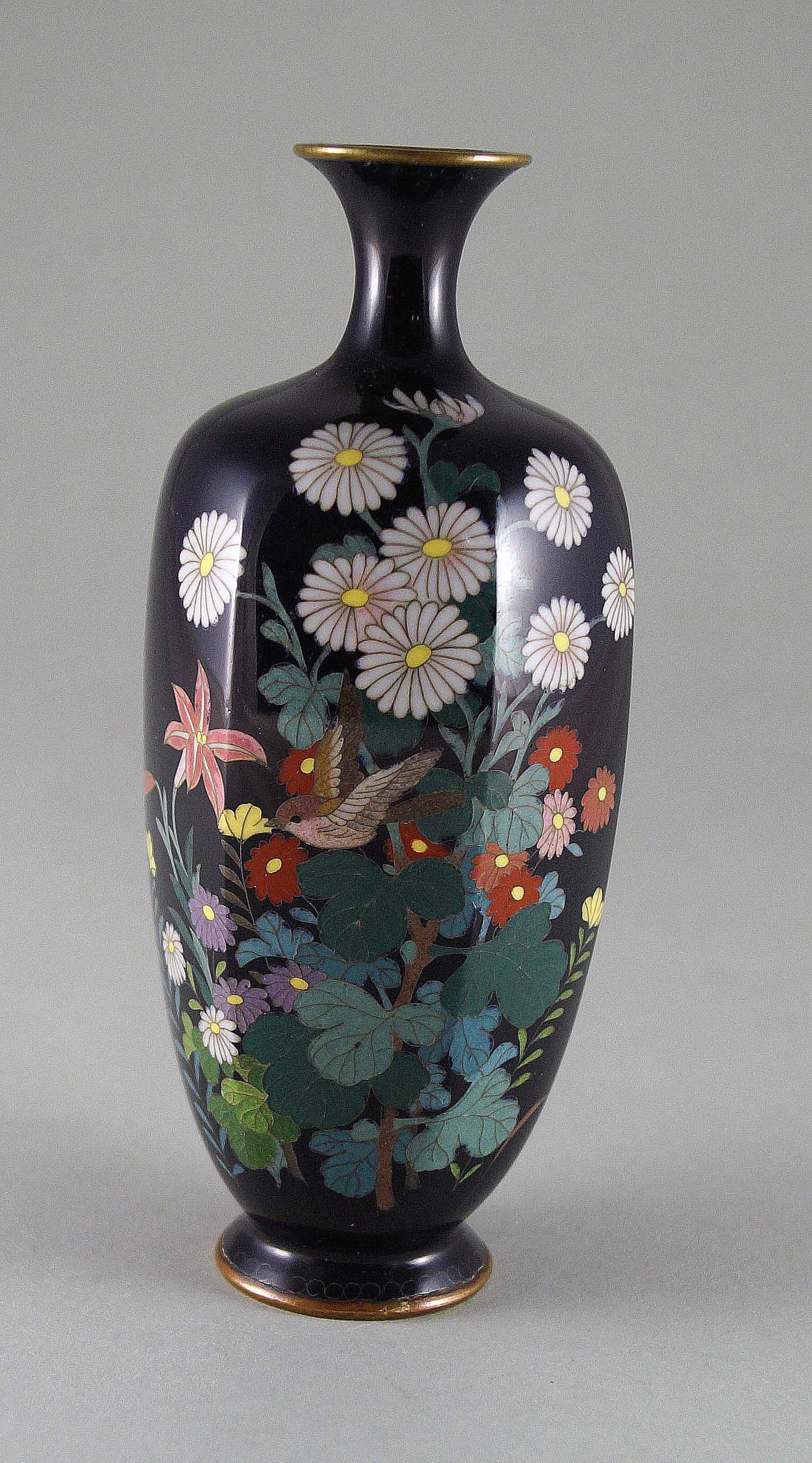 Signierte Cloisonné-Vase, Meiji-Zeit  H. 15,5 cm. Sechseckige Vase mit dünnem Hals und Fuß. Email