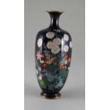 Signierte Cloisonné-Vase, Meiji-Zeit  H. 15,5 cm. Sechseckige Vase mit dünnem Hals und Fuß. Email