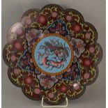 Cloisonné Zierteller, Meiji-Zeit  D. 30 cm, H. 3 cm. Chrysanthemenförmiger Teller. Feiner Email-