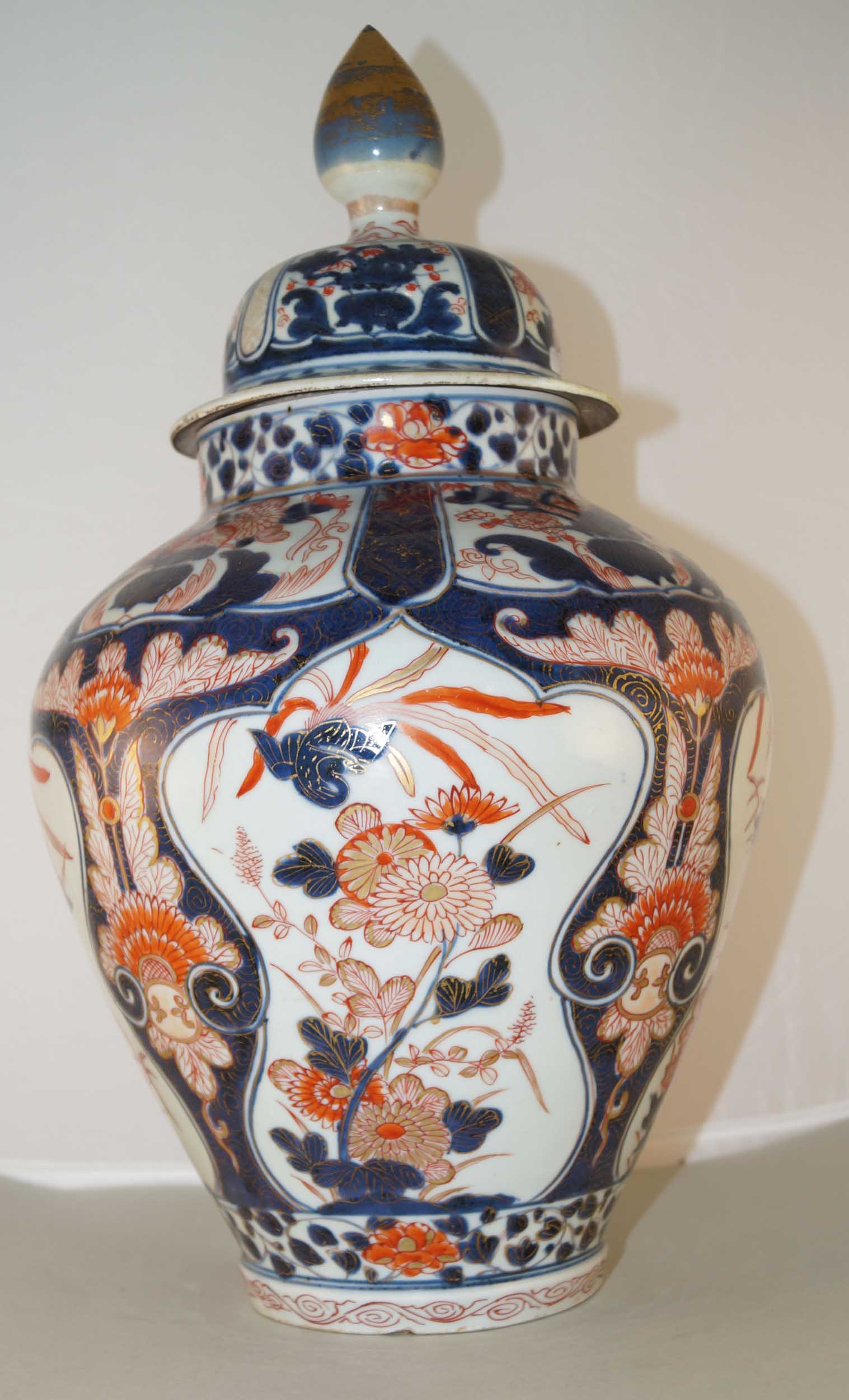 Porzellan Deckelvase, Edo-Zeit 19. Jh.  H. 42 cm. Vase aus Kamingarnitur mit breiter Schulter und