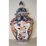 Porzellan Deckelvase, Edo-Zeit 19. Jh.  H. 42 cm. Vase aus Kamingarnitur mit breiter Schulter und