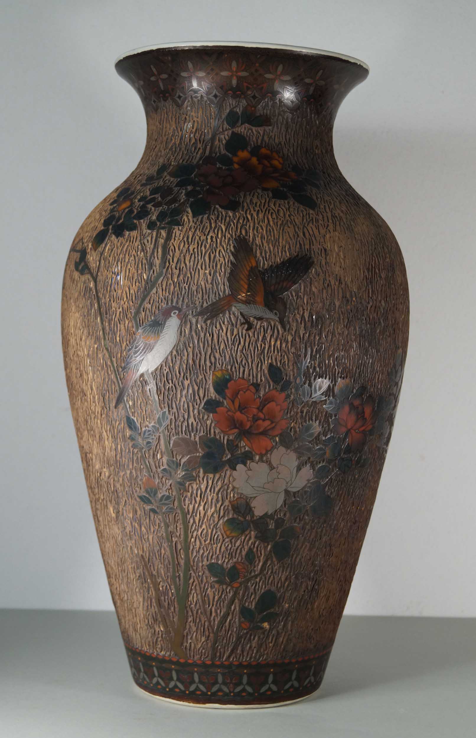 Große Vase, besch. Edo-Zeit  H. 49 cm. Bauchige Porzellanvase in Jiki-Shippo (Cloisonné auf