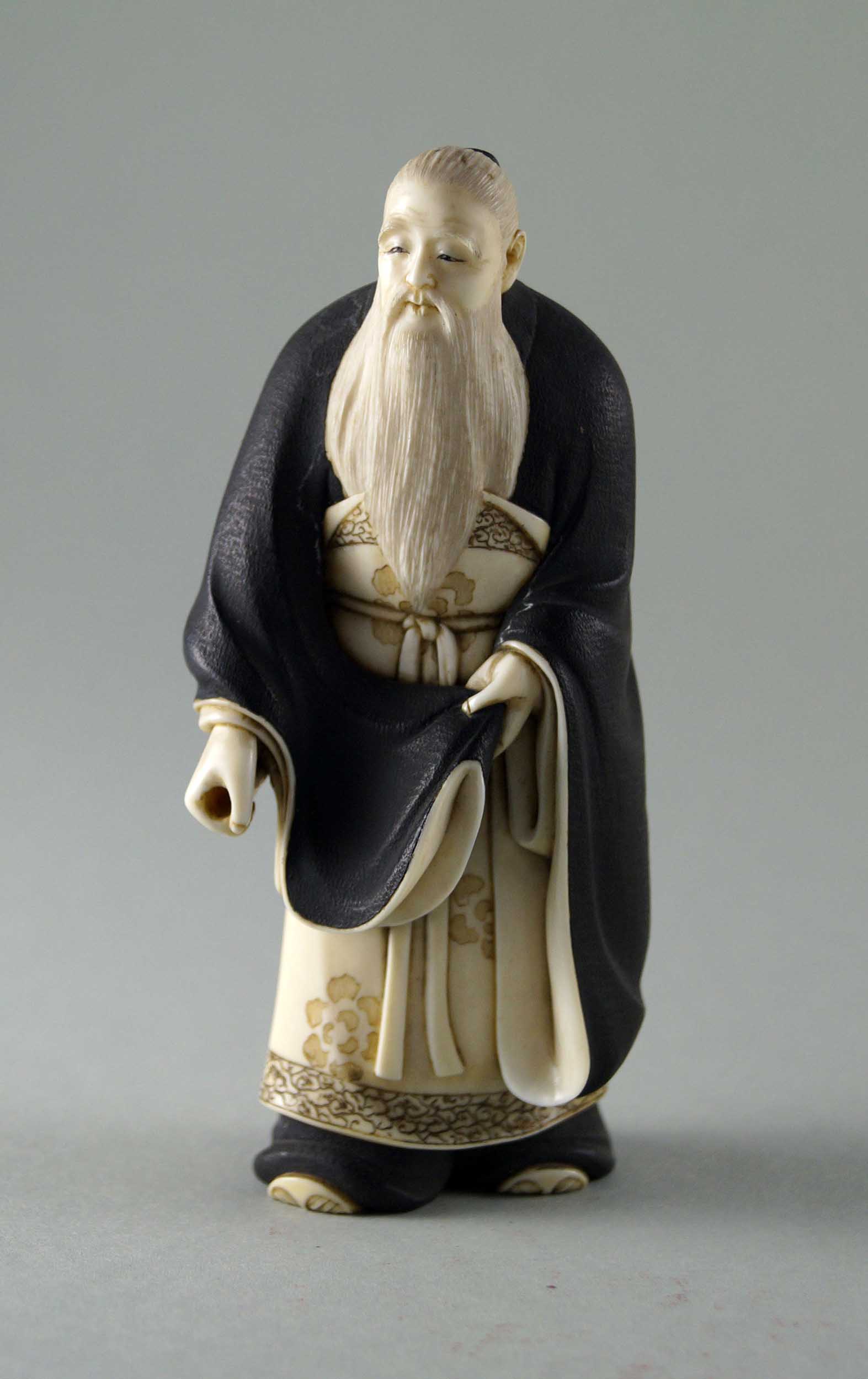 Okimono, Chinese Taisho period  H. 11 cm. Ivory, very finely carved, graved and colored. Old Chinese