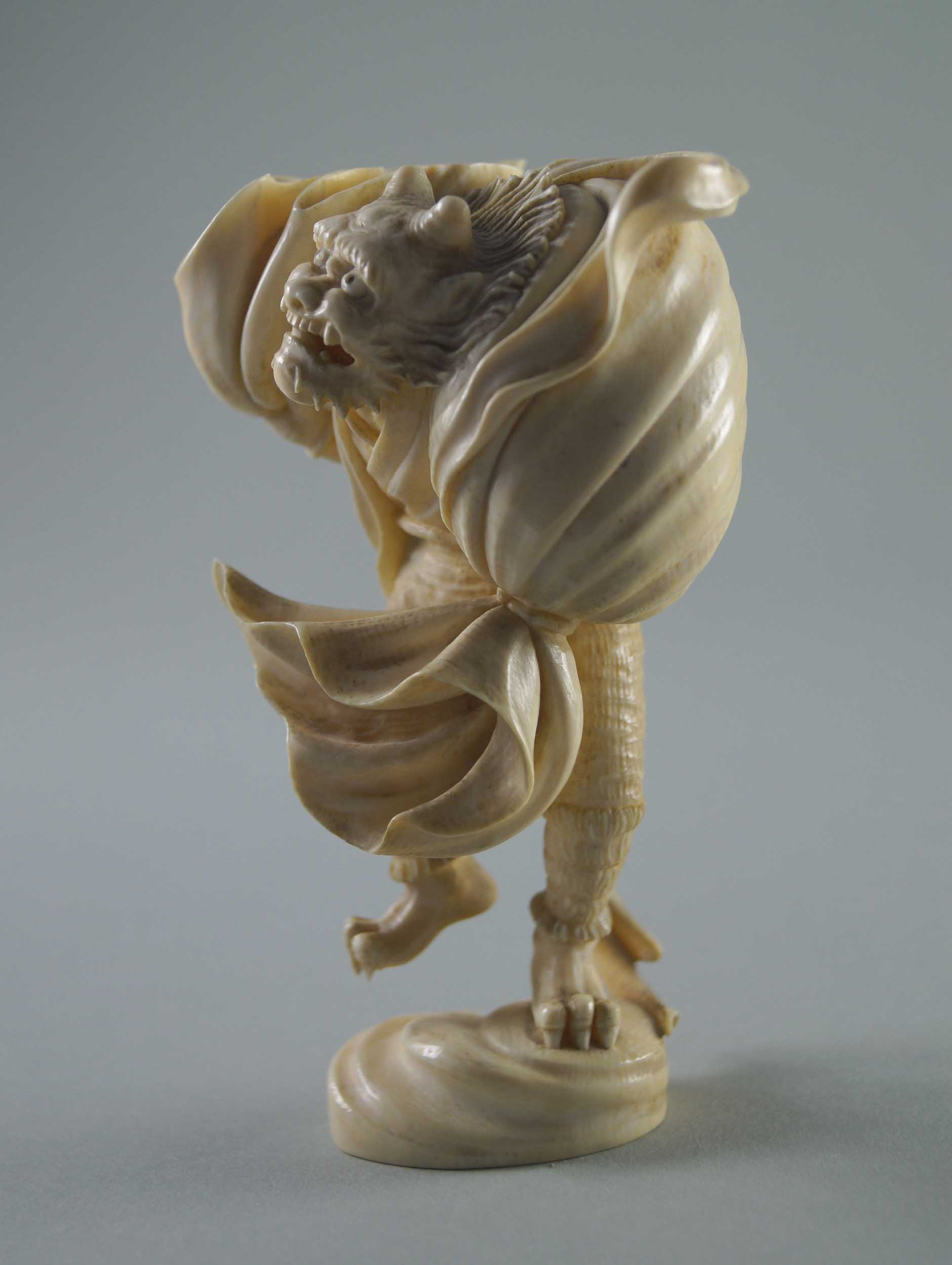 Okimono Meiji period 1880-90  H. 10 cm. Fine carved and graved ivory. The god of thunder Raiden