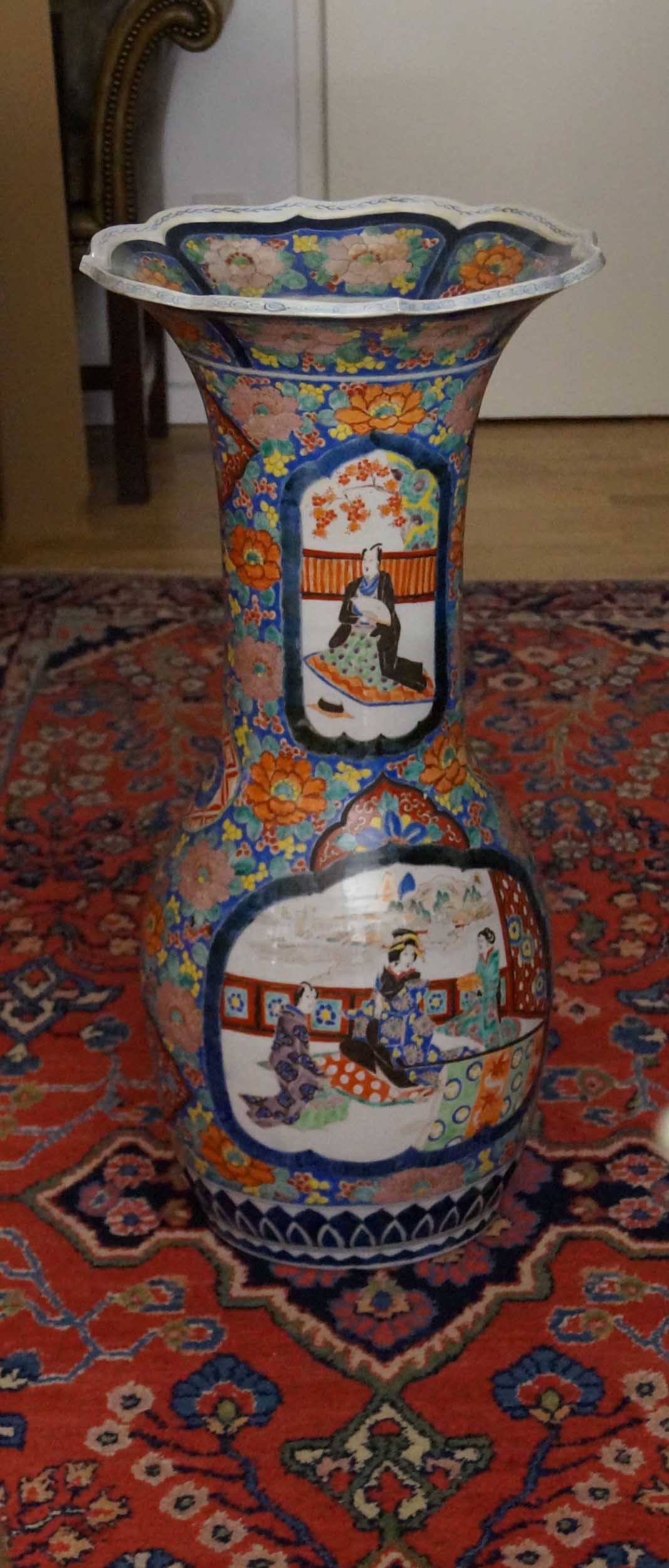 Große Arita Vase in Meiji-Stil  D. 37,5 cm, H. 78 cm. Große Porzellanvase mit Emaildekor. Korpus