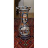 Große Arita Vase in Meiji-Stil  D. 37,5 cm, H. 78 cm. Große Porzellanvase mit Emaildekor. Korpus