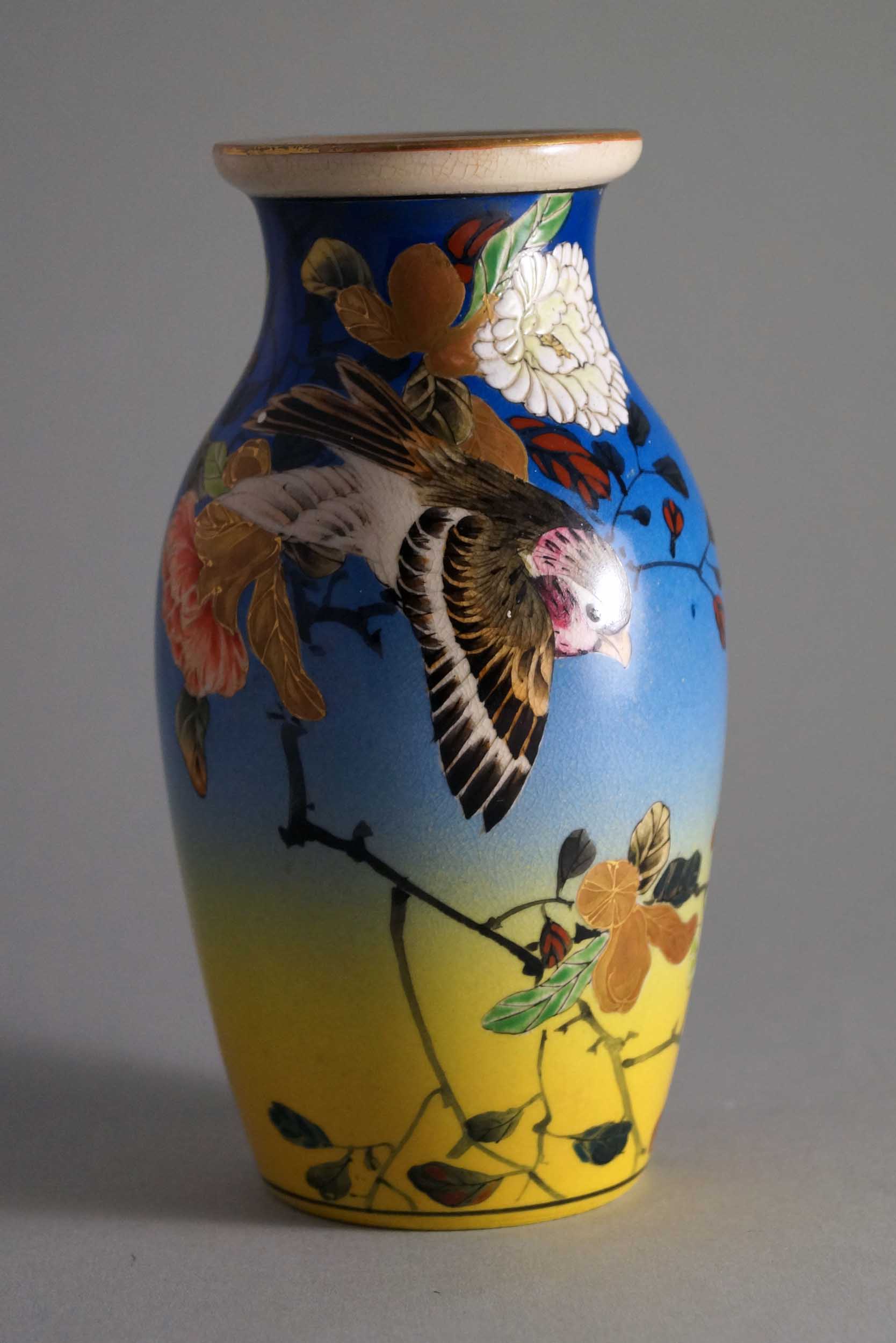 Kleine Satsuma Vase, 1900-20  H. 15,5 cm. Ovale Vase mit kurzem Hals und flacher Lippe. Sehr feine