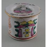 Famille rose porcelain box ca. 1900  H. 4.5 cm. D. 6 cm. Round box on small foot ring with flat